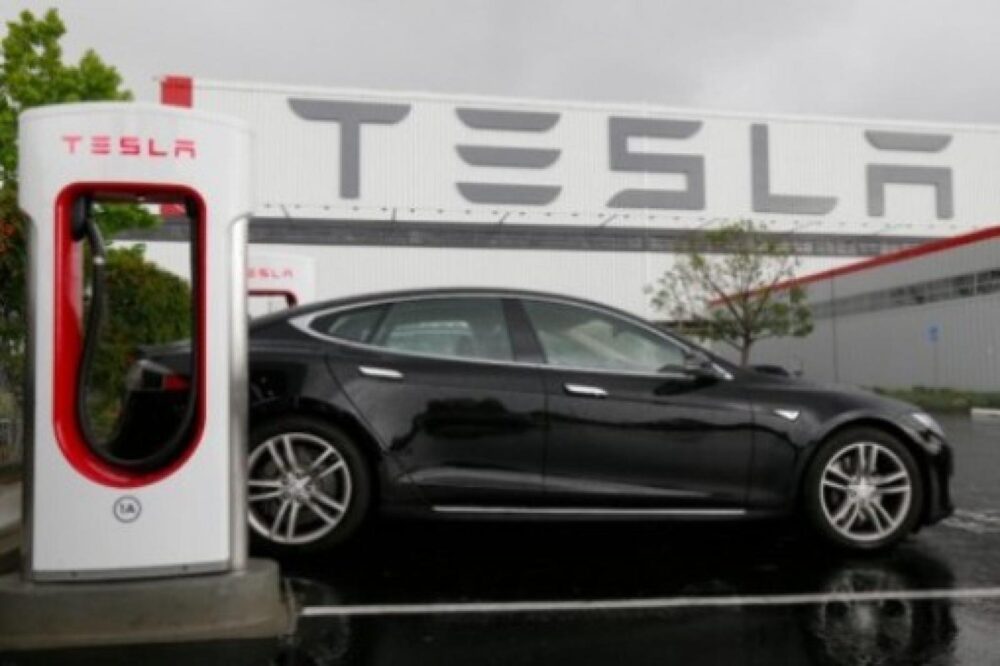 ⚡ Tesla б’є рекорди: акції на піку, а Маск — «король світу»