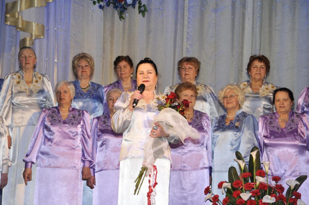 Степенно, гордо, величаво поют со сцены ветераны…