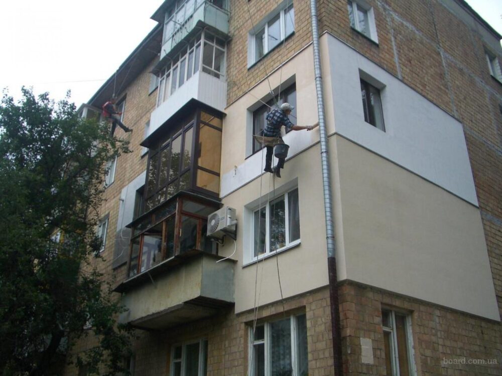 Запорожец обрезал веревку строителю, утепляющему квартиру