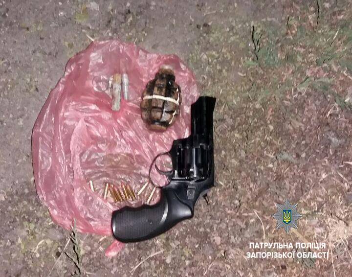 Правоохранители задержали мужчину с <i>гранатой и пистолетом</i>