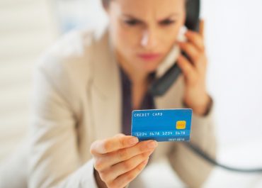 Девушка с картой банка