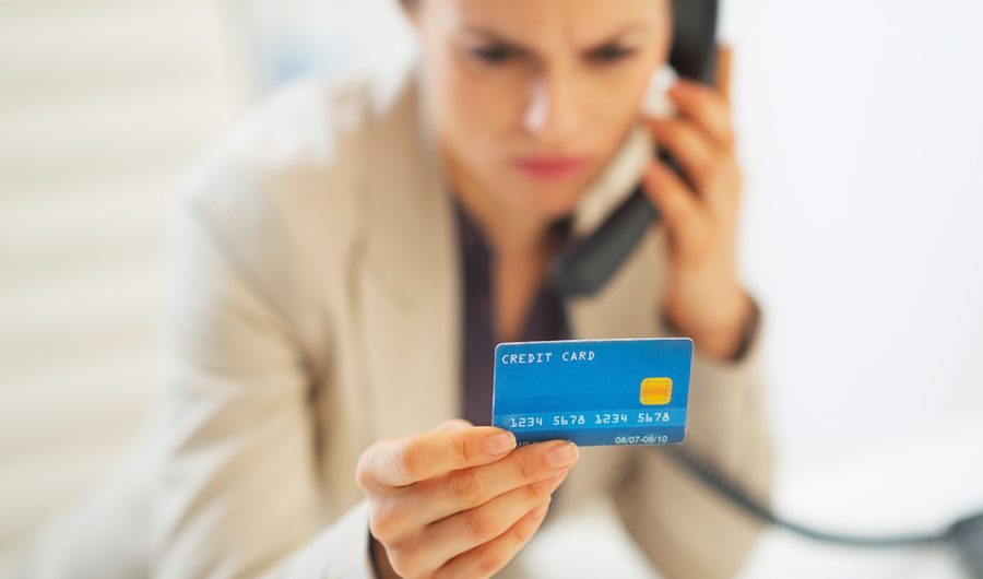 Девушка с картой банка