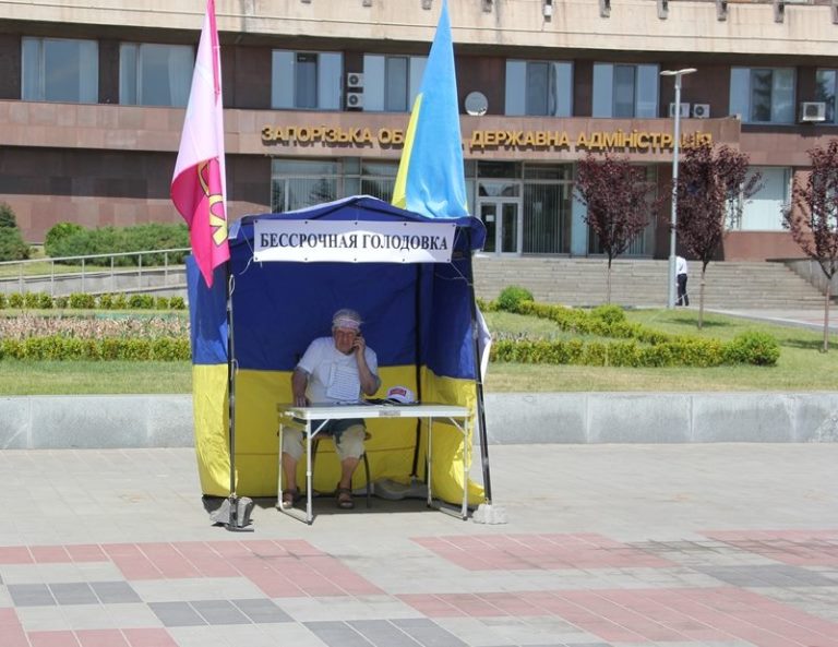 80-ти летний пенсионер объявил голодовку у стен Запорожской ОГА, - ВИДЕО