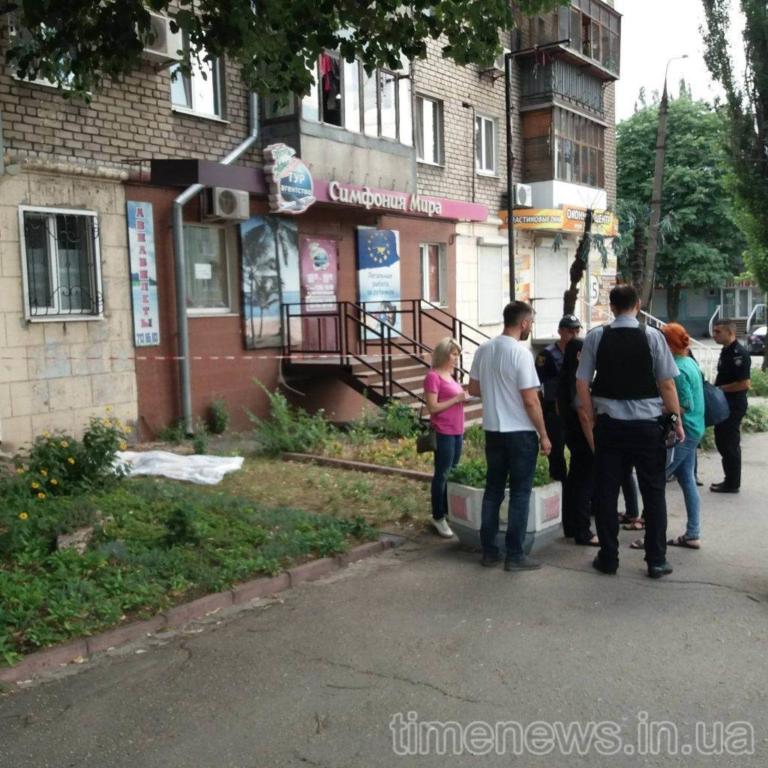 В Запорожье женщина выпала <i>из окна многоэтажки</i>