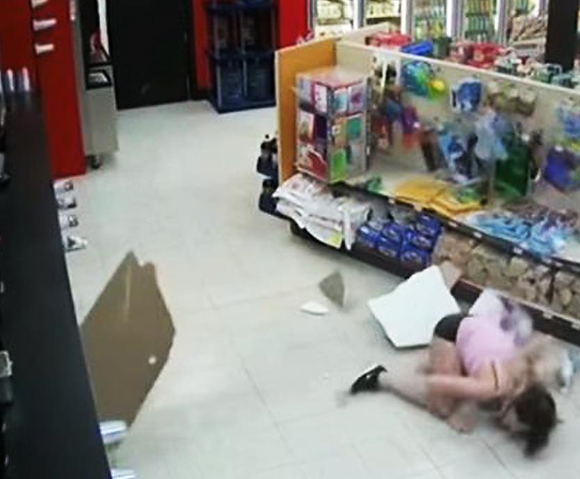 Женщина попалась <i>полиции</i> упав с потолка магазина, – ВИДЕО