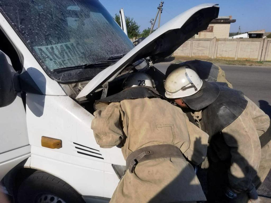 Запорожские спасатели <i>ликвидировали</i> пожар в <i>маршрутке</i>, – ФОТО
