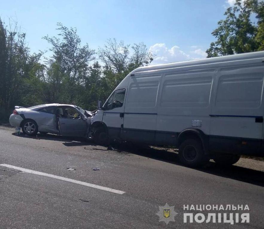 Около Запорожья <i>в результате аварии</i> госпитализировали в больницу <i>двух человек</i>, – ФОТО