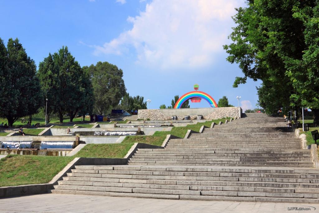 Очевидцы: в <i>центре Запорожья</i> голый мужчина <i>искупался</i> в фонтане, – ФОТО