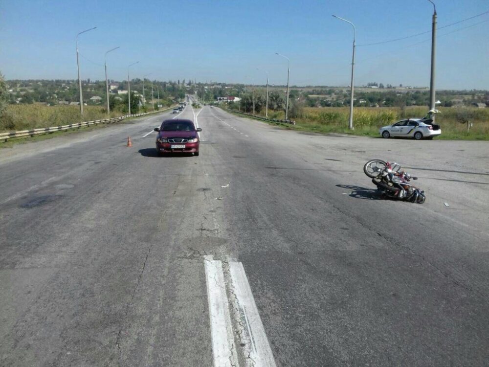 В Запорожской области в результате <i>ДТП</i> пострадал <i>мопедист</i>