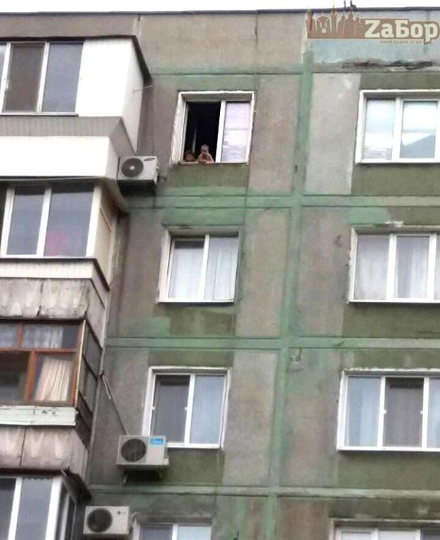 Пока мама спит: <i>в Запорожье</i> дети гуляли <i>по карнизу</i> 9 этажа, – ВИДЕО