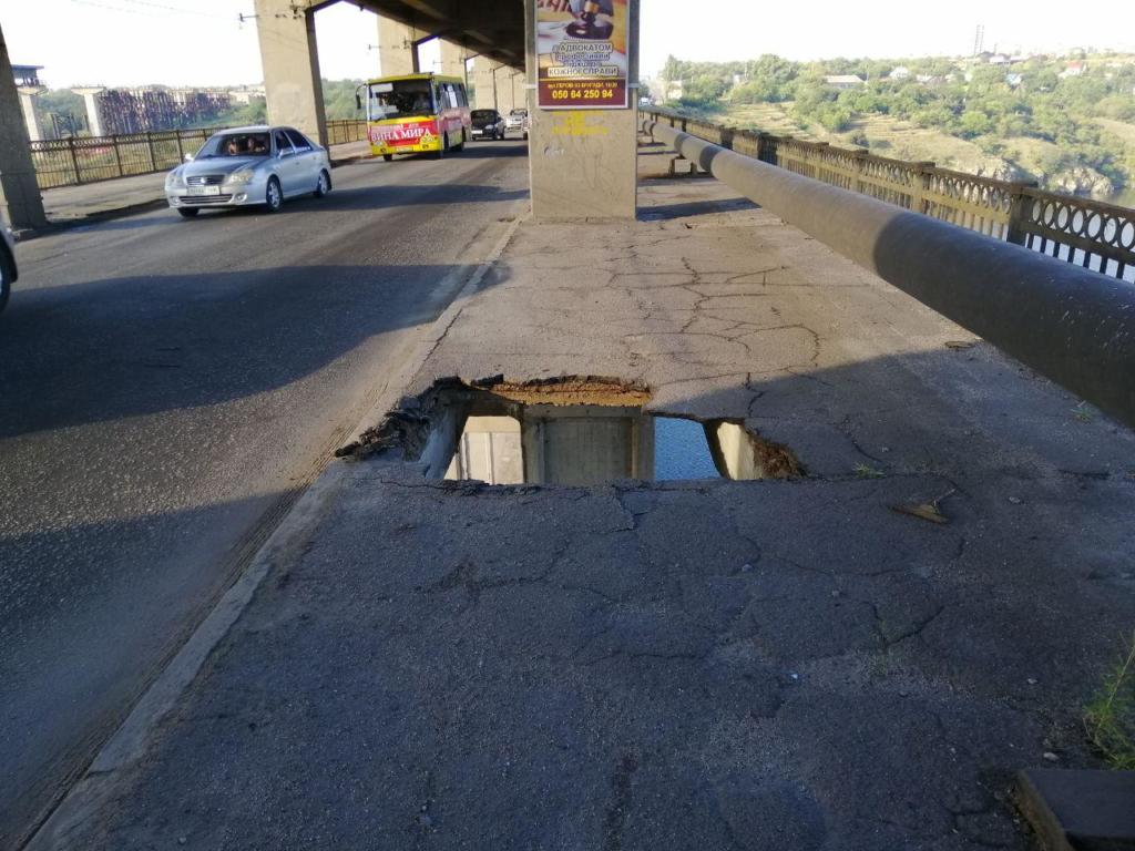 На запорожском <i>мосту</i> образовалась <i>дыра</i>, - ФОТО