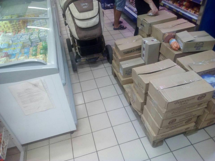 В Запорожской области <i>жители</i> выражают<i> недовольство</i> перекрытыми проходами к стеллажам в<i> АТБ</i>