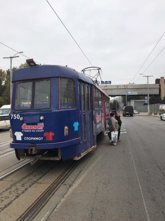 В Запорожье <i>на остановке</i> женщина <i>попала</i> под трамвай 