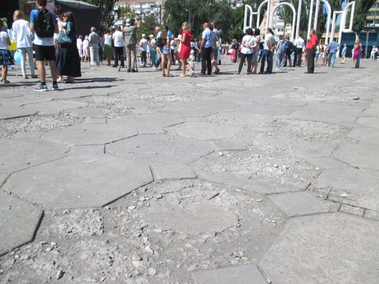Площадь <i>Фестивальная признана самой ужасной</i> в Запорожье