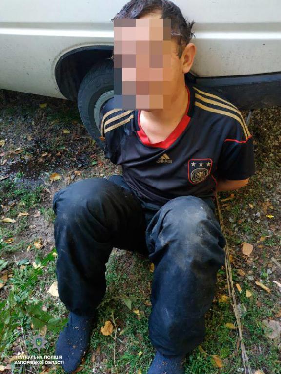 В Запорожье наглый вор <i>"чистил"</i> квартиру пока <i>хозяйка спала</i>, - ФОТО