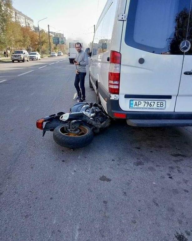 В Запорожье мотоциклист, <i>пытаясь уйти от погони полиции,</i> влетел под маршрутку, - <i>ФОТО, ВИДЕО</i>
