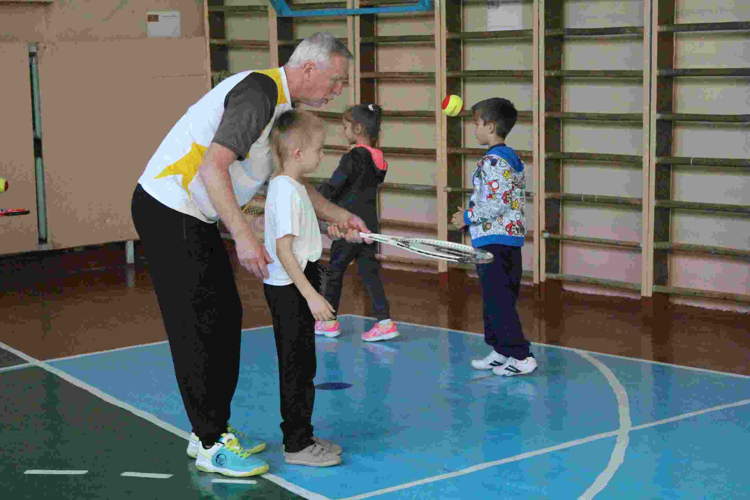Запорожские школьник на<i> уроках физкультуры </i>играют в <i>теннис</i>
