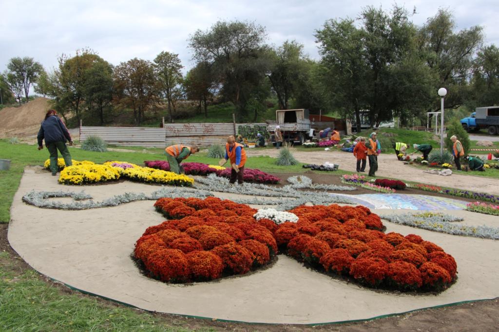 Ко Дню города <i>в парке </i>создают <i>сказочный городок</i> из тысяч цветов, – ФОТО