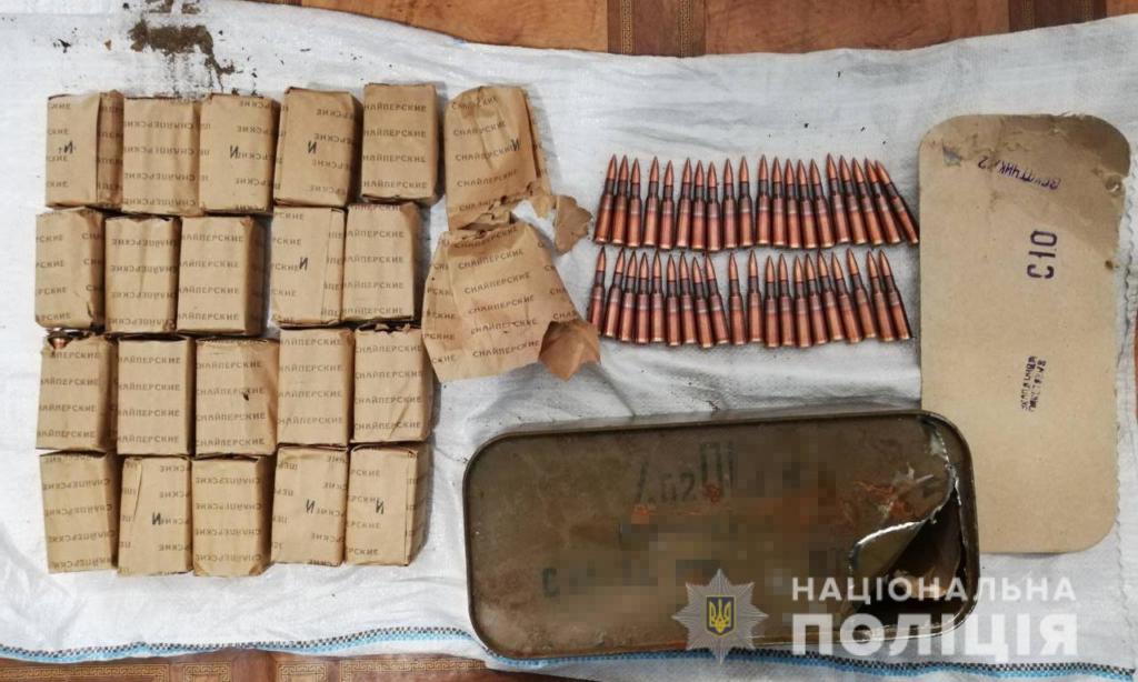 В Запорожской области <i>мужчина</i> добровольно <i>выдал</i> более 400 боеприпасов