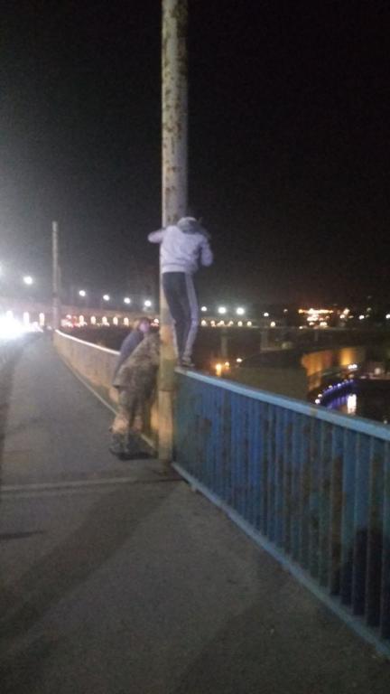 В Запорожье <i>мужчина</i> пытался прыгнуть <i>с моста</i>, - ВИДЕО