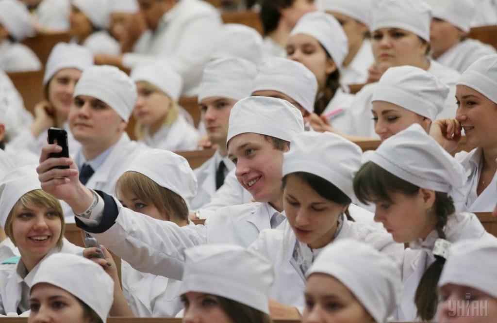 Минздрав <i>изменил</i> условия приема <i>абитуриентов</i> в медицинские вузы