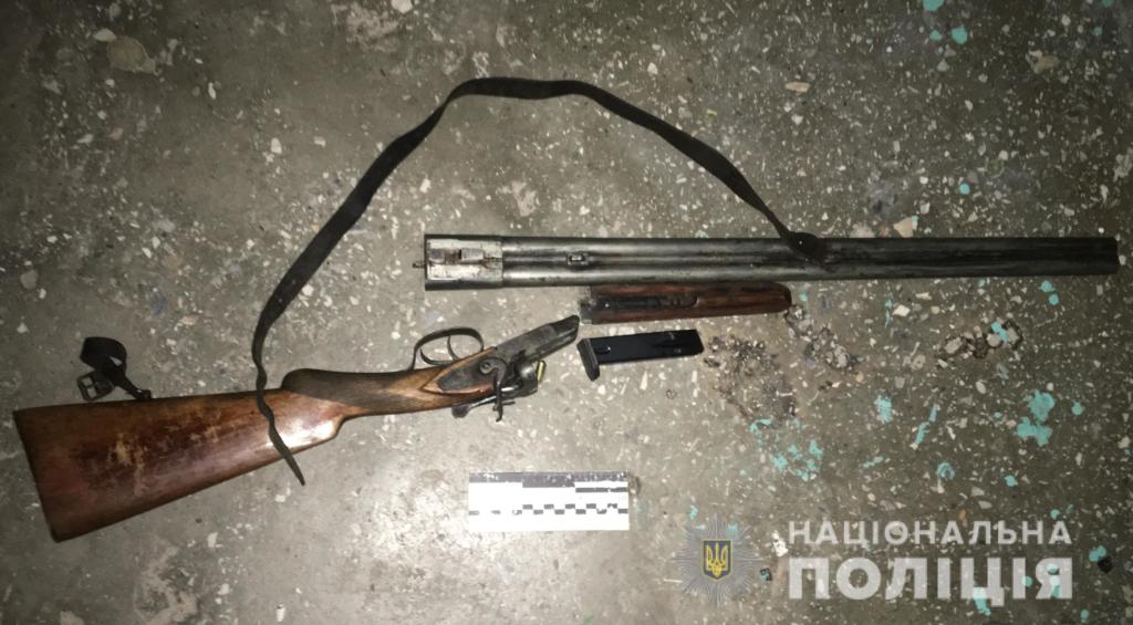 В Мелитополе <i>мужчина</i> стрелял <i>по прохожим</i> с балкона
