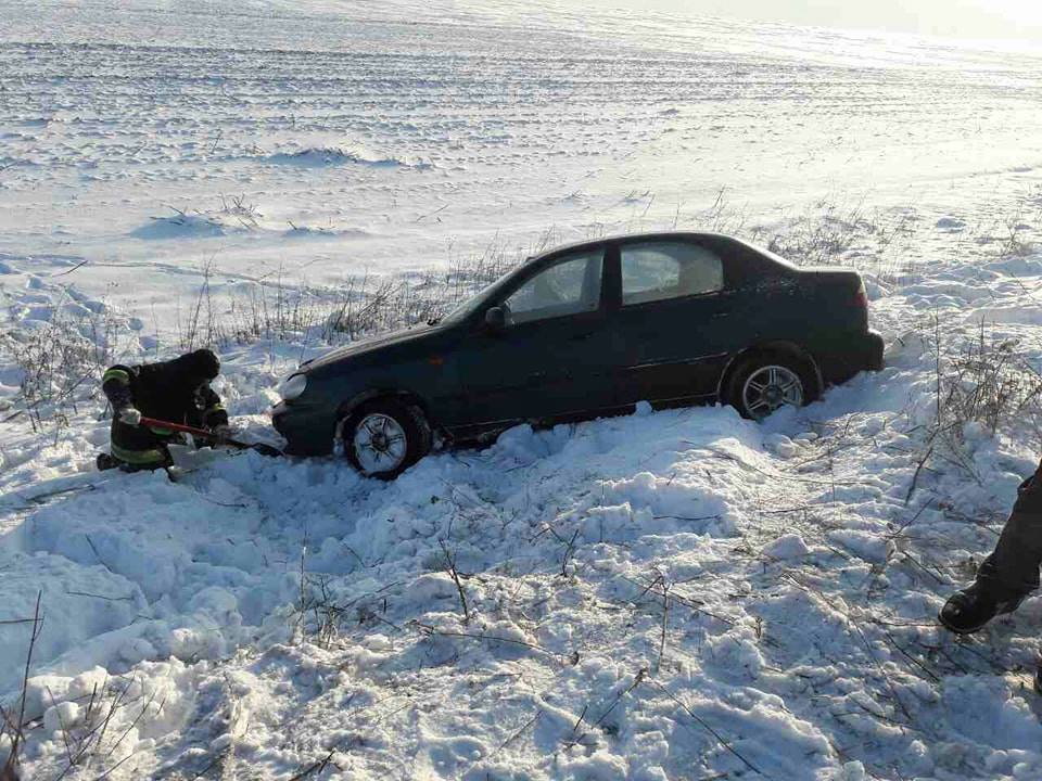 В Запорожской области <i>из-за непогоды</i> две легковушки <i>вылетели</i> в кювет