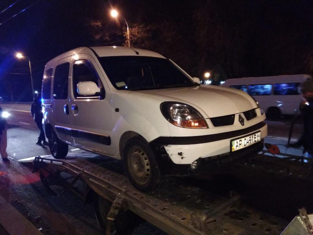 В Запорожье водитель <i>подшофе</i> врезался в <i>стоящий автомобиль</i>