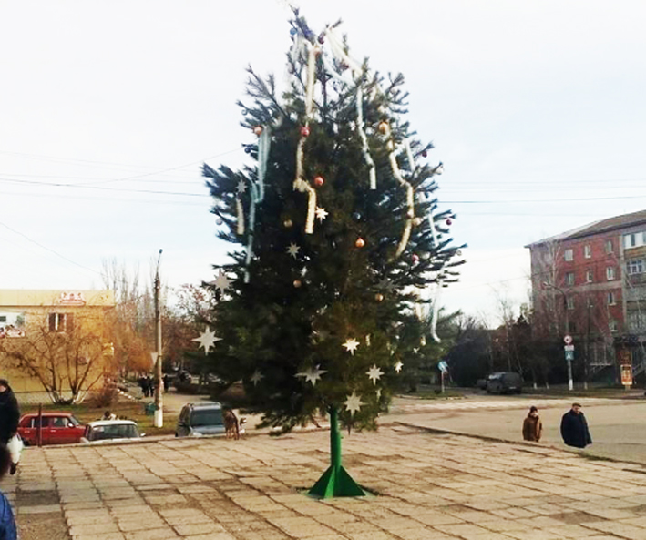 <i>«Похитители рождества»</i> оставили елку <i>без украшений</i>