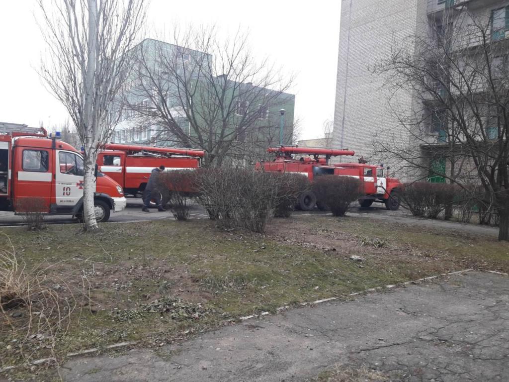В Мелитополе <i>пожарные</i> спасли студентов <i>из горящего общежития</i>