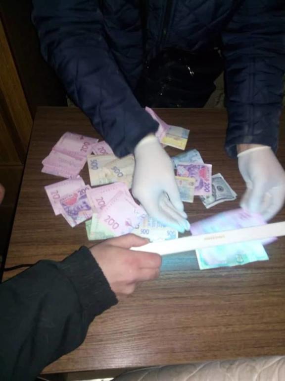 В Запорожье <i>разоблачили</i> наркодилера, который <i>оказался бывшим</i> полицейским