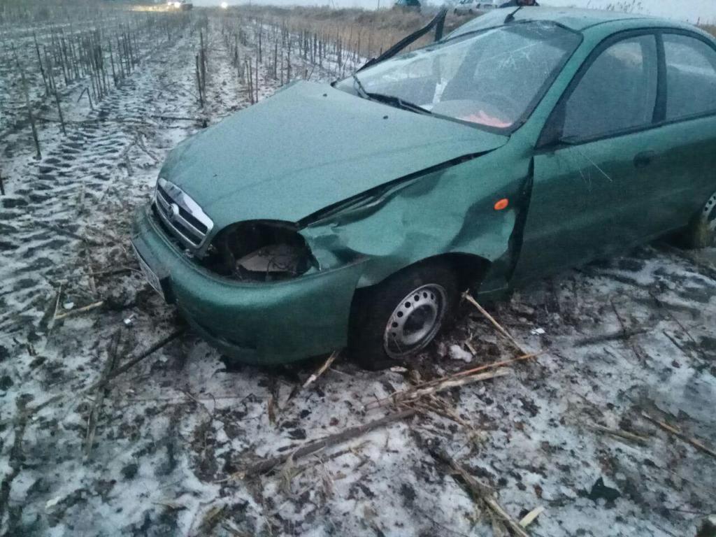 Запорожская область:<i> два автомобиля</i> с пассажирами слетели <i>со скользкой дороги</i> в кювет