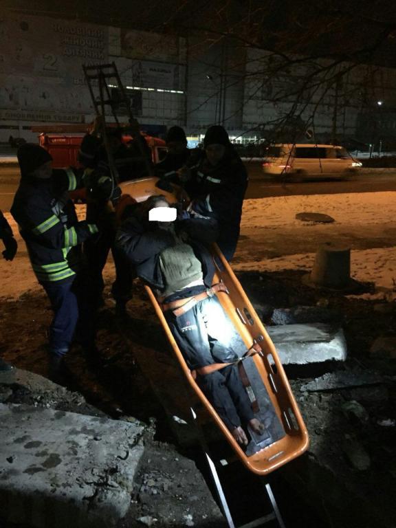 В Запорожье <i>женщина</i> звала на помощь <i>из теплотрассы</i>