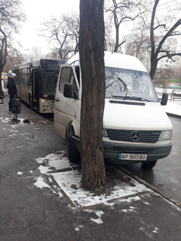 В Запорожье <i>автобус</i> врезался в <i>маршрутку</i>, - ФОТО