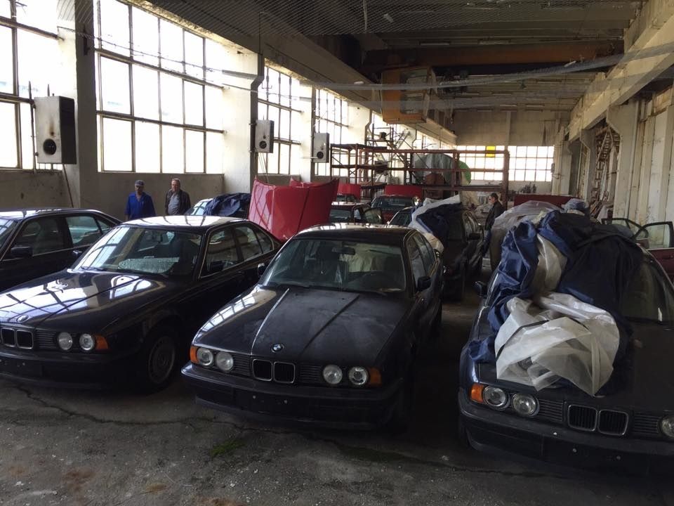 На заброшенном <i>складе</i> обнаружили абсолютно <i>новые BMW</i>, – ФОТО