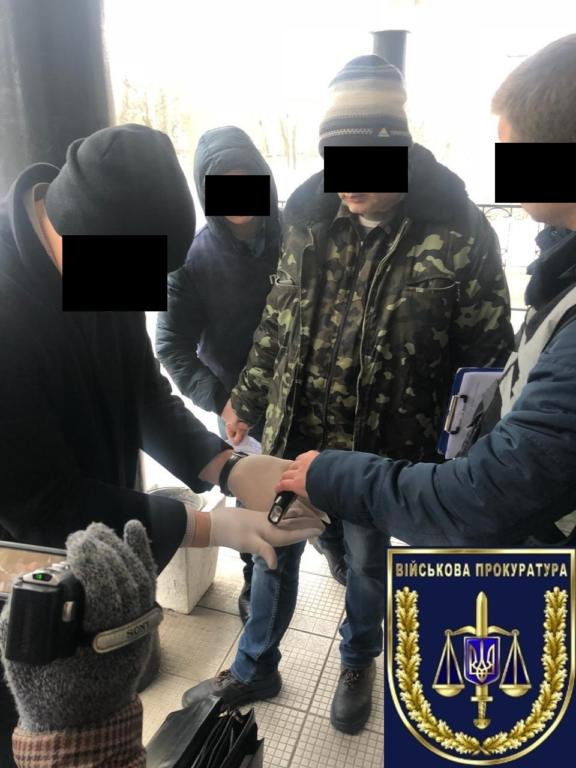 На запорожском заводе на<i> взятке</i> попался<i> начальник</i>, - ФОТО