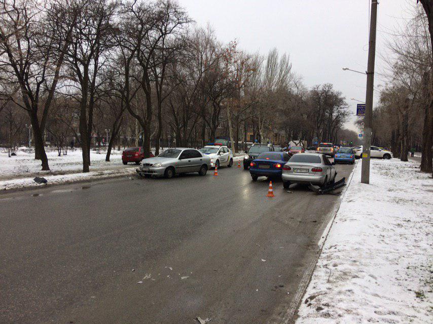 В Запорожье произошло <i>массовое ДТП</i>, - ФОТО
