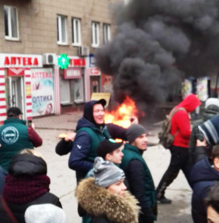 В Запорожье <i>активисты</i> сжигали <i>наркосодержащие</i> препараты, – ВИДЕО