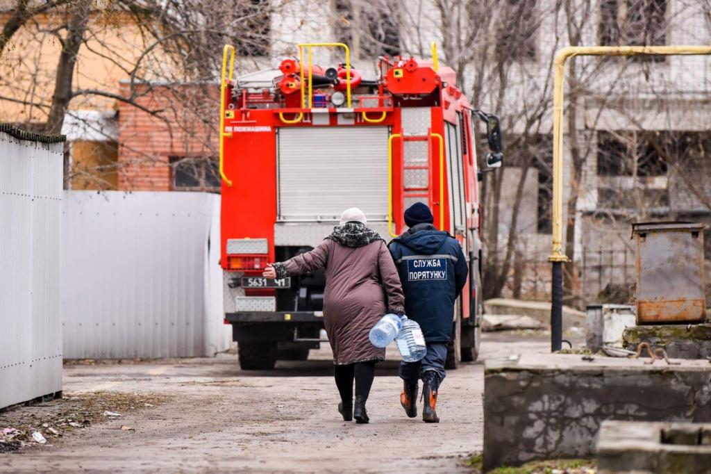 <i>Спасатели</i> помогают <i>жителям Бердянска</i>, - ФОТО