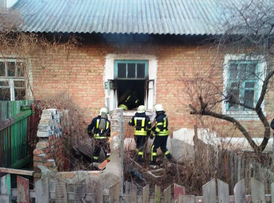В Запорожье <i>пожарные</i> спасли из горящего дома <i>двух мужчин</i>, – ФОТО
