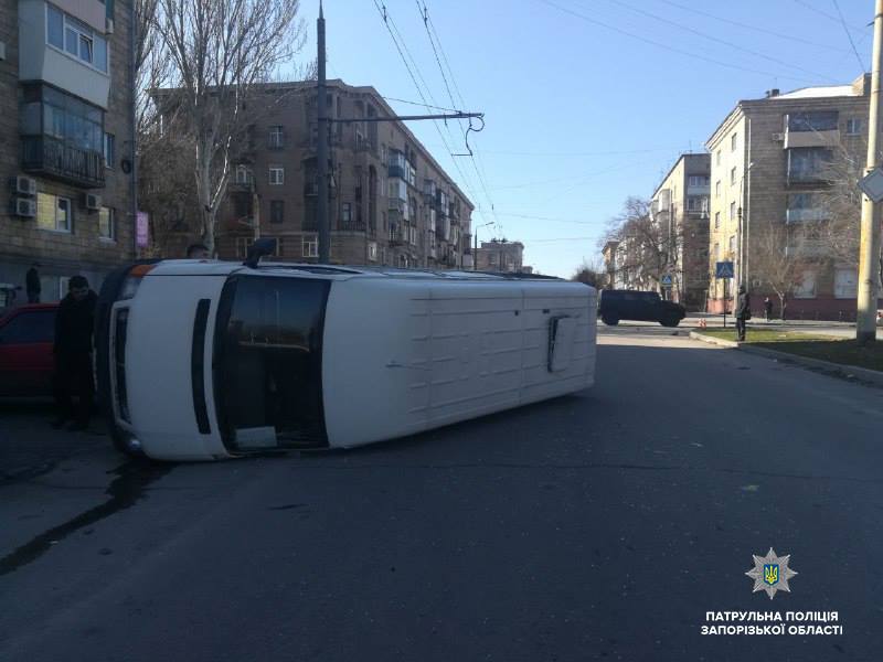В Запорожье <i>Hummer</i> протаранил <i>маршрутку</i>, - ФОТО