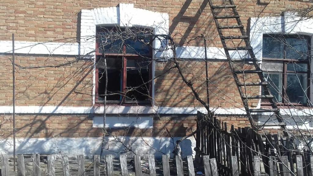 В Запорожской области <i>соседи</i> спасли из огня <i>пожилую женщину</i>, - ФОТО