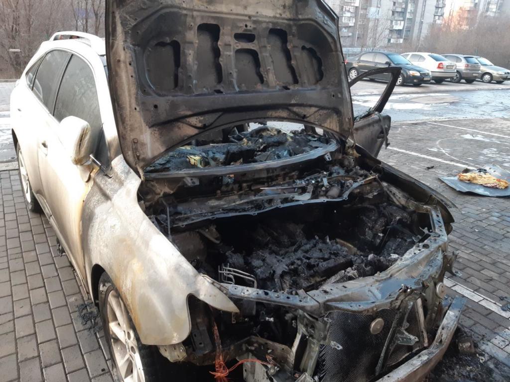 В Запорожье <i>на стоянке</i> сгорел <i>дорогой</i> автомобиль, – ВИДЕО