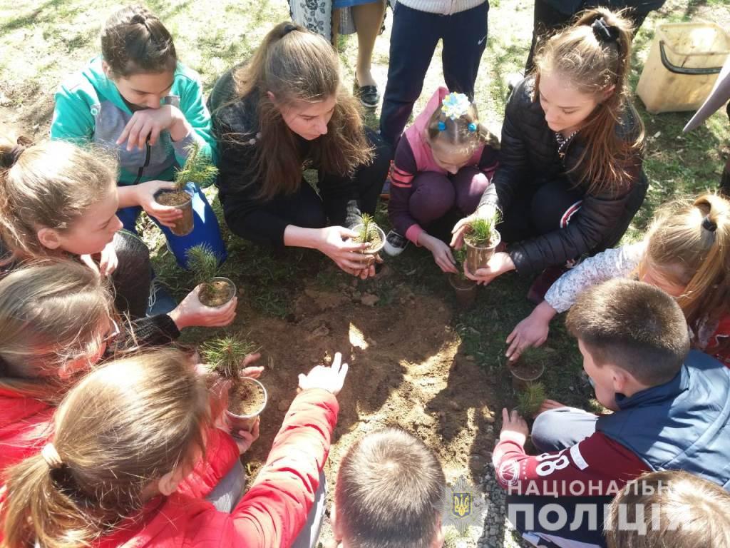 Запорожские <i>полицейские</i> вместе с детьми высадили <i>елочную аллею </i>«Дружбы и взаимоуважения»