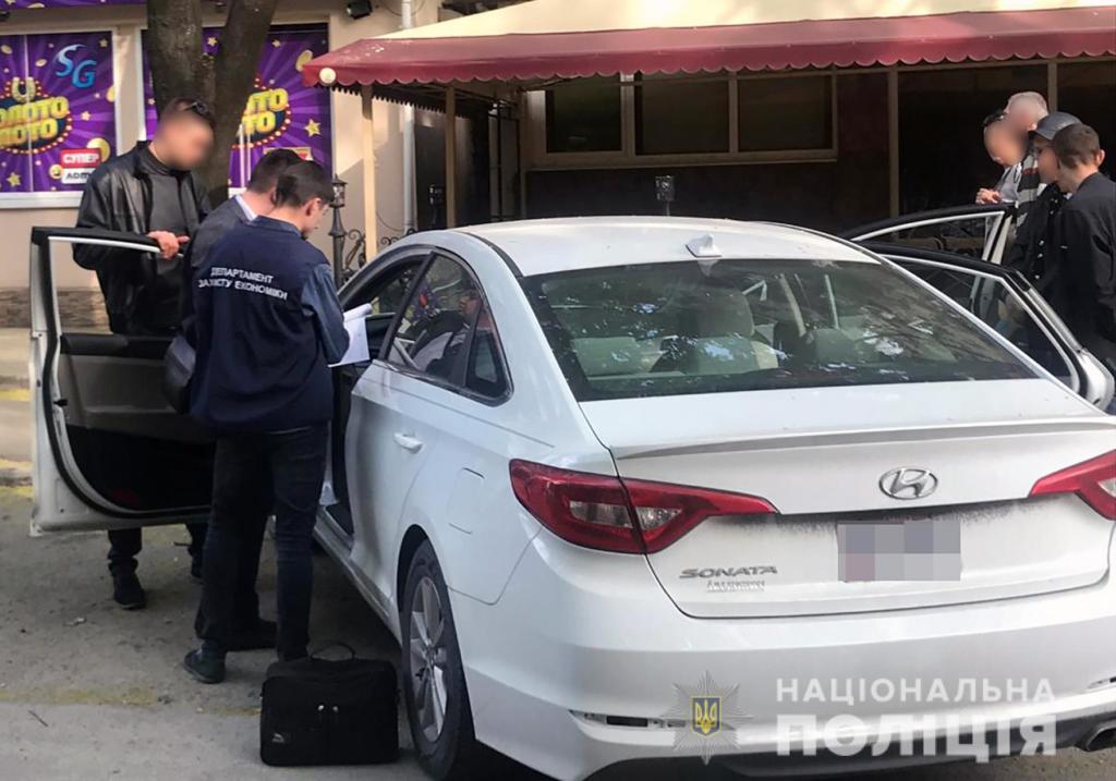 В Запорожье <i>во время</i> получения <i>взятки задержан</i> чиновник