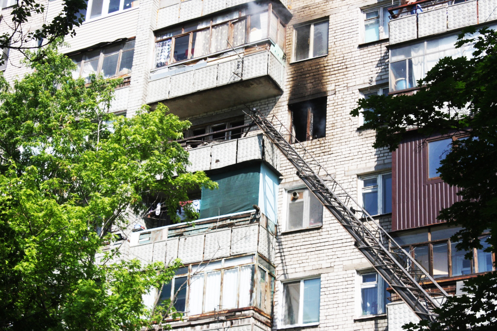 Во время пожара <i>в многоэтажке </i>эвакуировали <i>четверых людей,</i> один человек погиб, – ФОТО