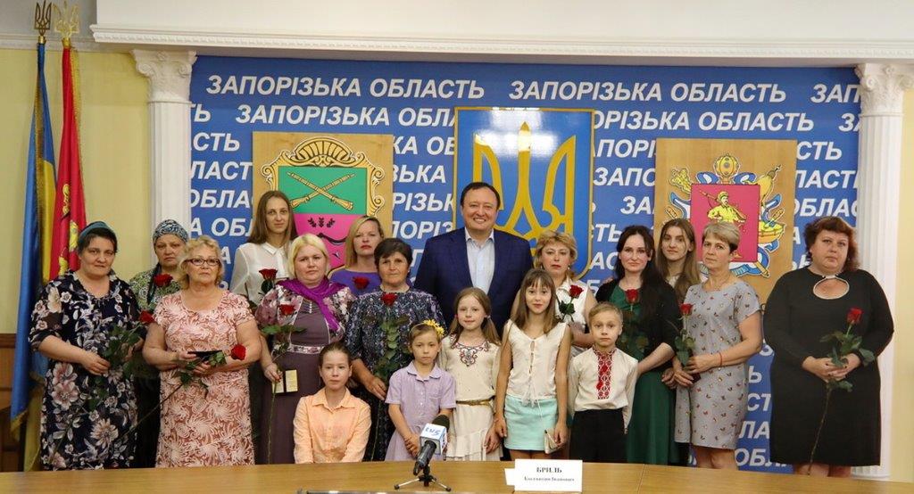 Запорожских <i>женщин</i> наградили <i>почетным званием</i>