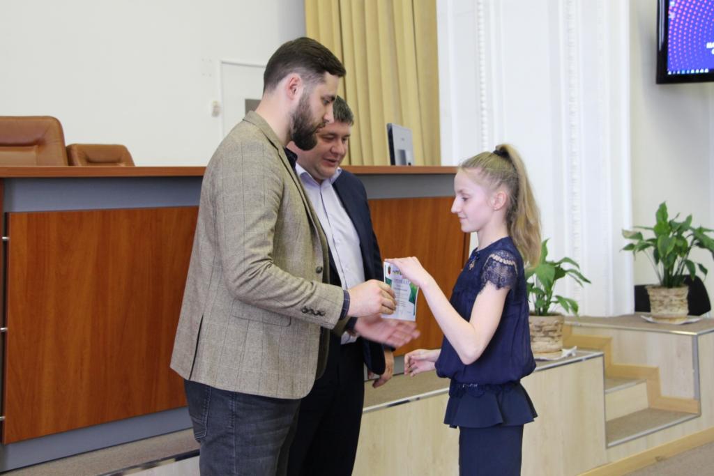 Юным <i>спортсменам</i> вручили денежные<i> поощрения</i>