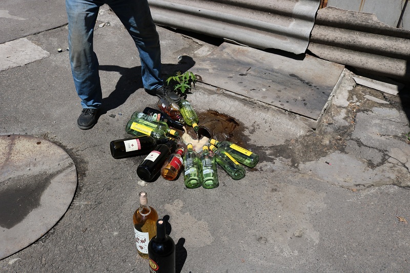 В Запорожье<i> уничтожили</i> партию <i>элитного алкоголя </i>