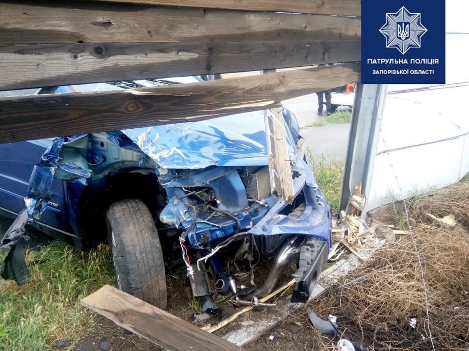 В Запорожье <i>автомобиль</i> на мокрой дороге<i> врезался в забор</i>